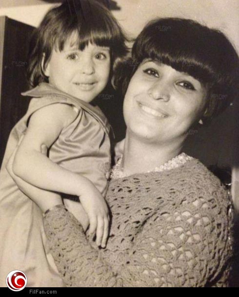 دينا &quot;الطفلة&quot; مع والدتها