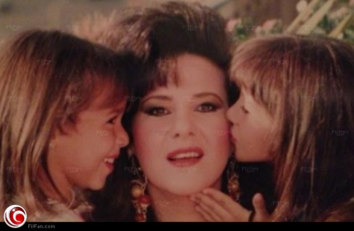 إيمي ودنيا مع والدتهما دلال عبد العزيز