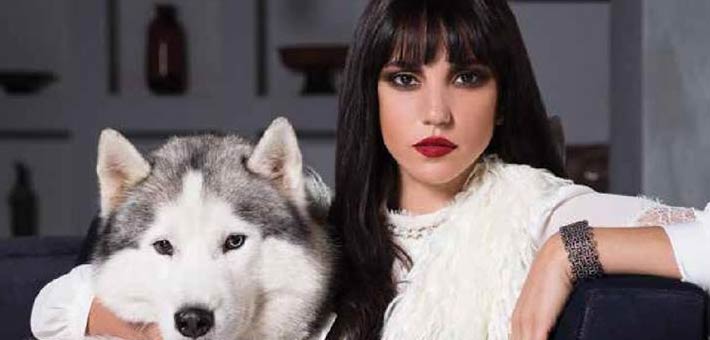 درة في جلسة تصوير مع كلبها