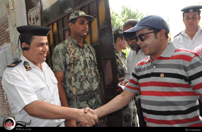 هنيدي يصافح الجندي