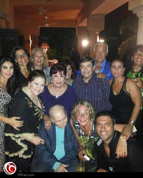 صورة جماعية لحضور العيد الميلاد