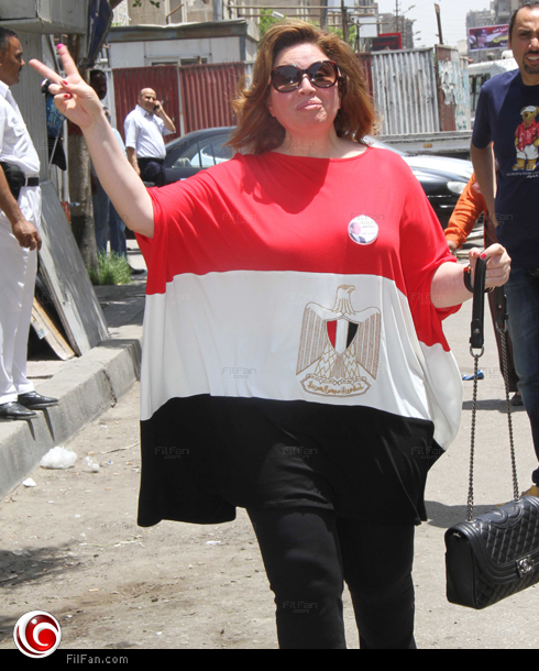 إلهام شاهينن ترتدي علم مصر أثناء توجهها للإدلاء بصوتها