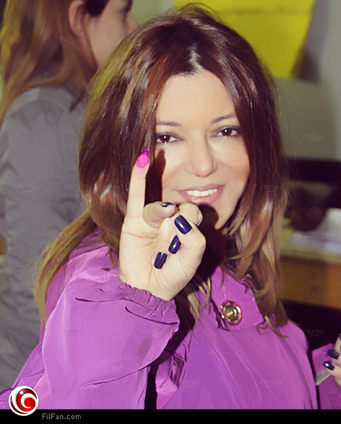 سميرة سعيد تلوح بإصبعها الفوسفوري