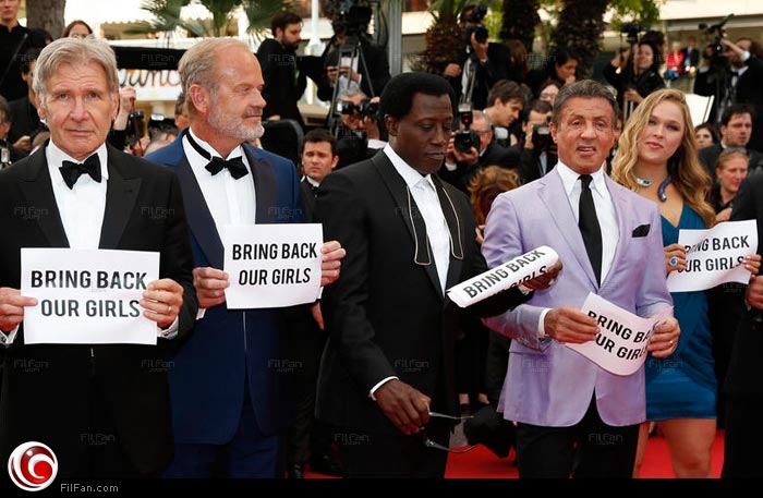 أبطال &quot;Expendables&quot; يرفعون لافتات تضامنهم مع فتيات نيجيريا المختطفات على يد جماعة &quot;بوكو حرام&quot;