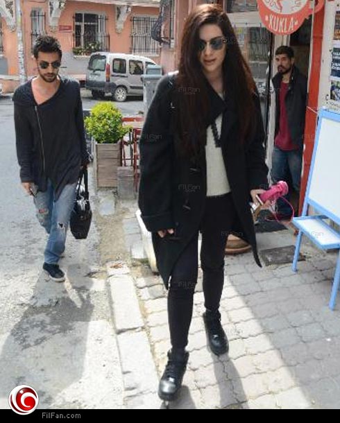 التركية بيرجوزار كوريل تتفقد متجرها