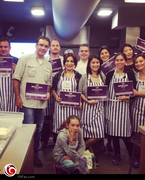 هازال كايا مع زملائها عقب تخرجهم من دورة الطبخ