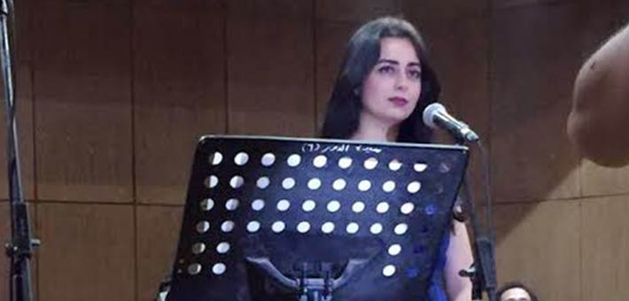 هبة مجدي أثناء الغناء