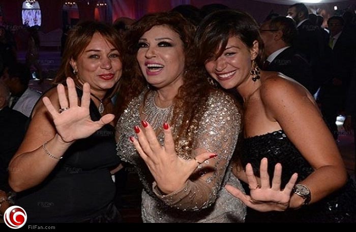 منة شلبي وفيفي عبده وإنجي علي يشيرون بـ &quot;5 إموااااه&quot;