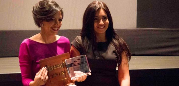 ابنة شقيقة شيريهان تتسلم درع التكريم نيابة عنها