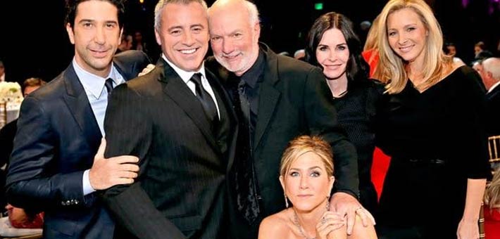 أبطال مسلسل Friends مع مخرجه جيمس بروز