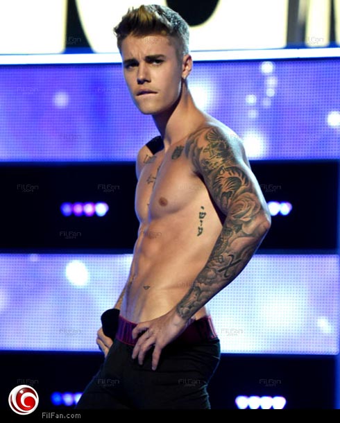 جستين بيبر يتعرى حتى ملابسه الداخلية