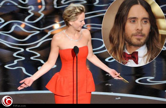 جينفر لورانس مستاء من ضحك جاريد ليتو وأسرته أثناء ظهورها على المسرح