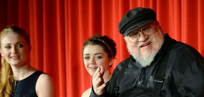 جورج آر آر مارتن مع مايسي ويليامز وصوفي تيرنر