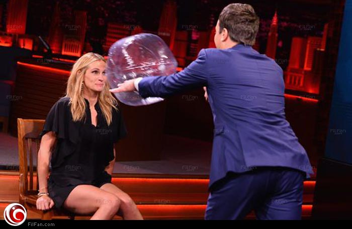 جوليا روبرتس تتلقى ضربات جيمي فالون