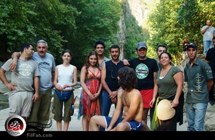 جليلة مع المخرج نصر محروس وباقي فريق عمل الكليب - تصوير: ميكي