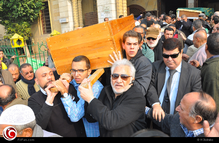 سامح الصريطي يحمل نعش الفنان جمال إسماعيل