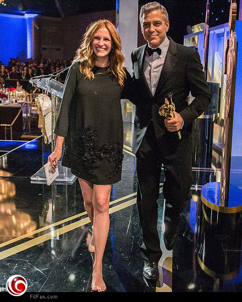 جوليا روبرتس تسلم الجائزة لكلوني وهي عارية القدمين على المسرح