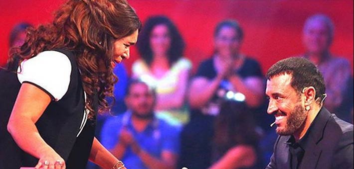 كاظم الساهر يساعد نجاة على نزول السلم