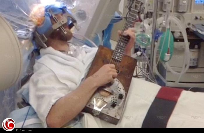 كارتر يعزف الجيتار أثناء إجراء العملية