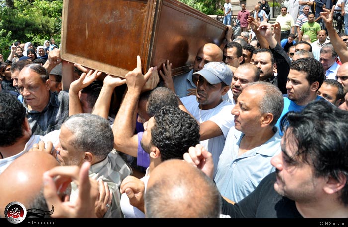 ريكو حاملا نعش الراحل