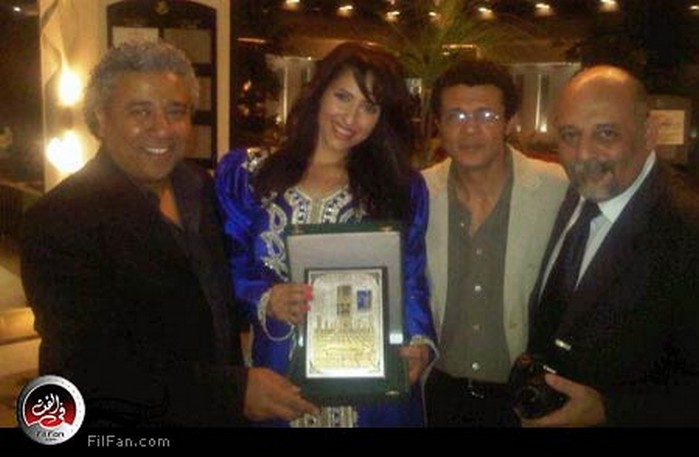 حنان مطاوع تحمل الجائزة