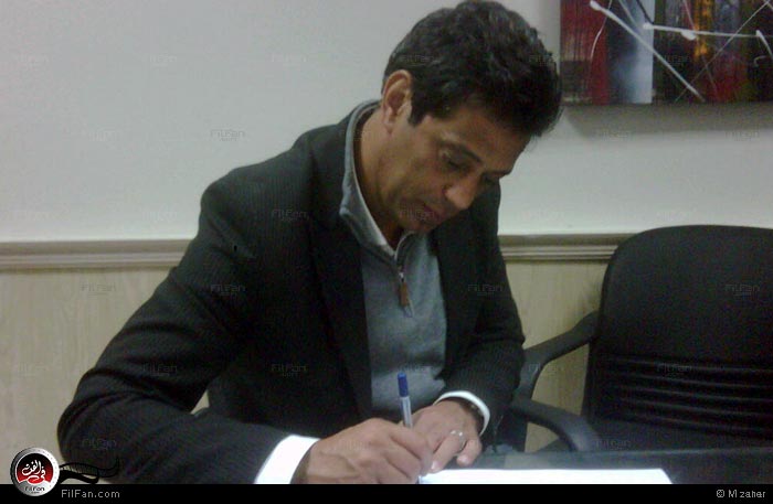 الكابتن هاني رمزي خلال توقيعه للعقد