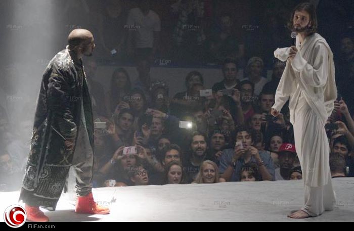كاني ويست على المسرح مع ممثل يؤدي دور المسيح عيسى ابن مريم
