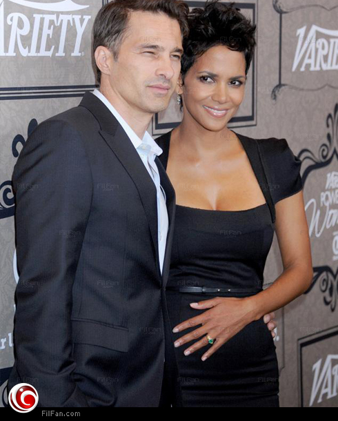 هالي بيري مع خطيبها أوليفر مارتنيز  