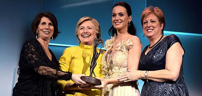 كاتي بيري وهيلاري كلينتون أثناء تسلم بيري جائزة ودري هيبورن الإنسانية