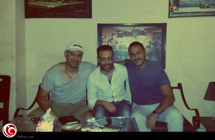 تامر عاشور يتوسط خالد تاج وهاني محروس في الأستوديو