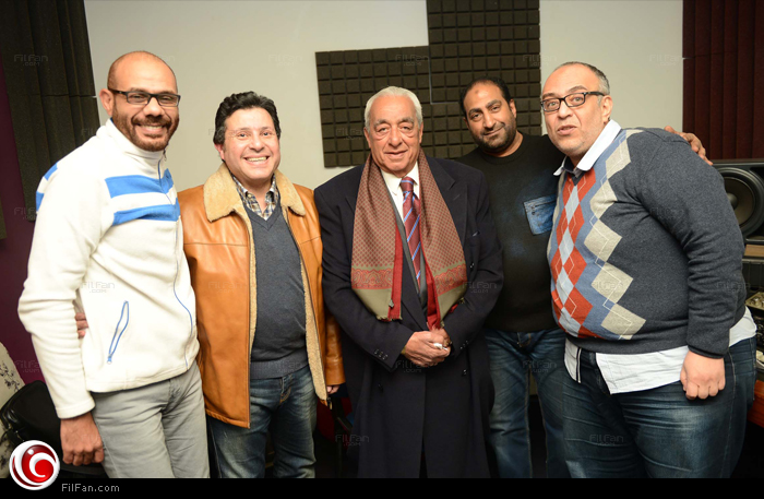 هاني شاكر يتوسط فريق عمل الأغنية