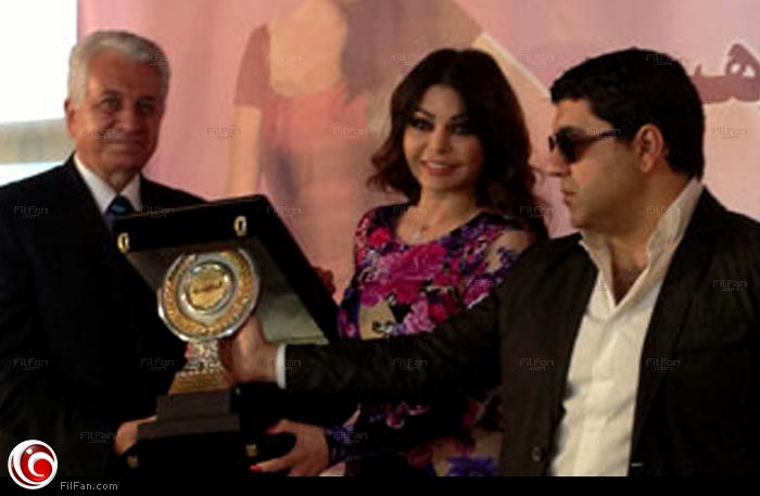 تكريم هيفاء وهبي لمشاركتها في حملة "نورت مصر"