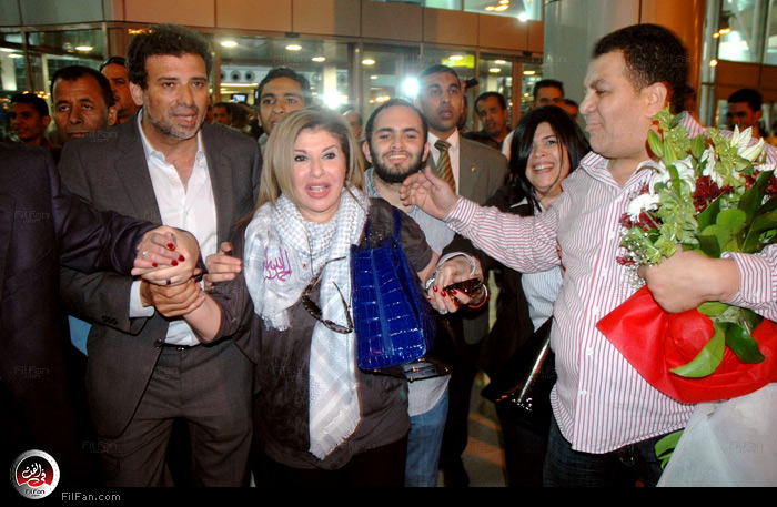 هالة سرحان مع خالد يوسف لحظة وصلها إلى مصر