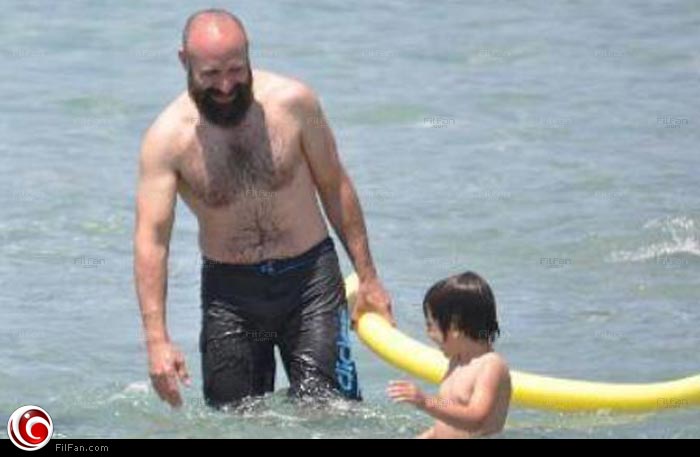 هاليت أرجنتش يمرح مع ابنه علي في عطلة صيفية