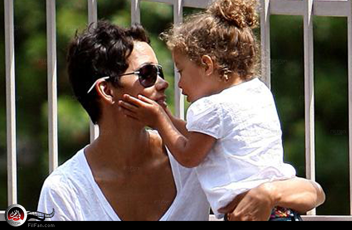 نحلة تحمل وجه والدتها هال بيري بين يديها الصغيرتين