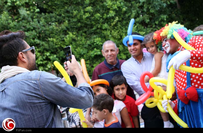 حماقي يلتقط صورة للحضور