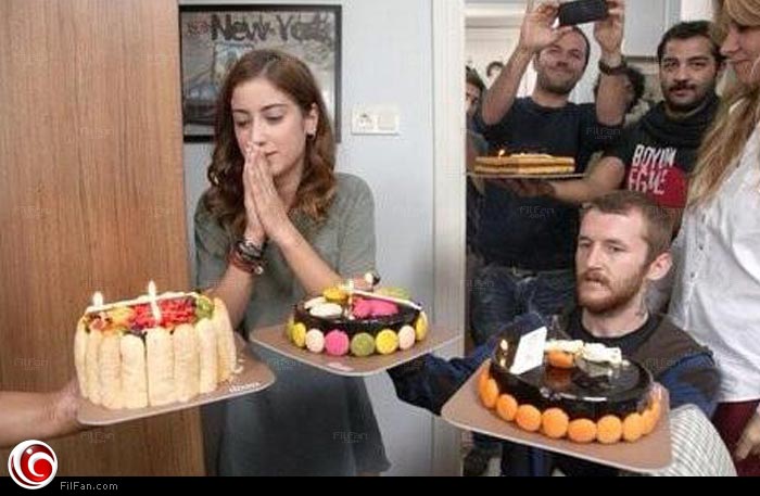 فريحة مندهشة من مفاجأة فريق عمل مسلسلها واحتفالهم بعيد ميلادها بموقع التصوير