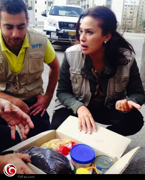 هند صبري توزع المعونات على اللاجئين السوريين