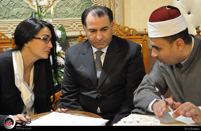 غادة عبد الرازق ومحمد فودة خلال عقد قرانهما