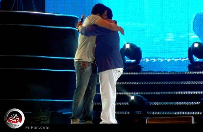 عناق حار يعكس ما بين النجمين من حب 