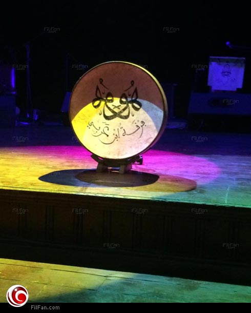 الدف المخصص للغناء الصوفي مطبوع عليه شعار الفرقة