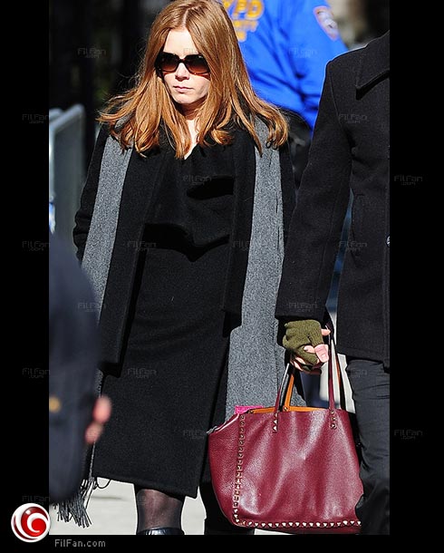 إيمي آدامز بحقيبة Valentino 