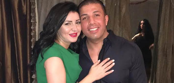 إيناس النجار مع زوجها في عقد قرانهما