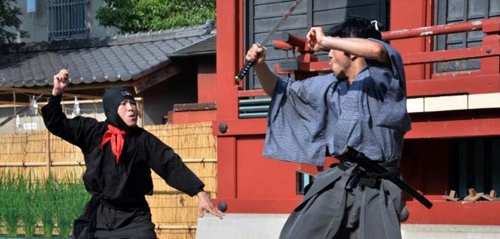 وفاة ممثل ياباني على المسرح بسبب طعنة سيف حقيقية