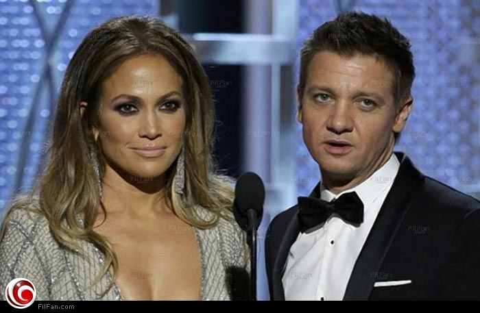 جيرمي رينر مع دينفر لوبيز أثناء تقديم الجائزة