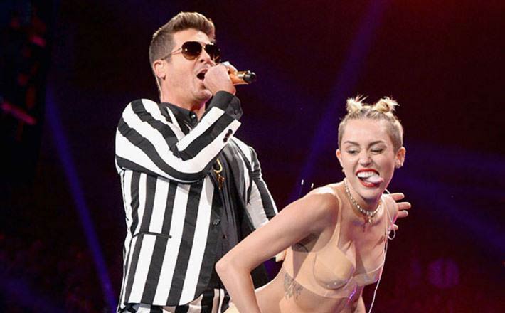 مايلي سايرس أثناء رقصتها المثيرة للجدل مع روبن ثيكي في حفل 2013