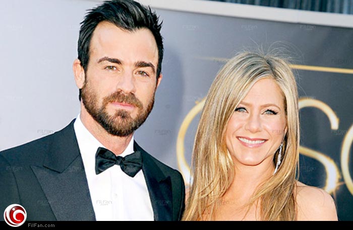 جينيفر أنيستون مع خطيبها جاستين ثيروكس 