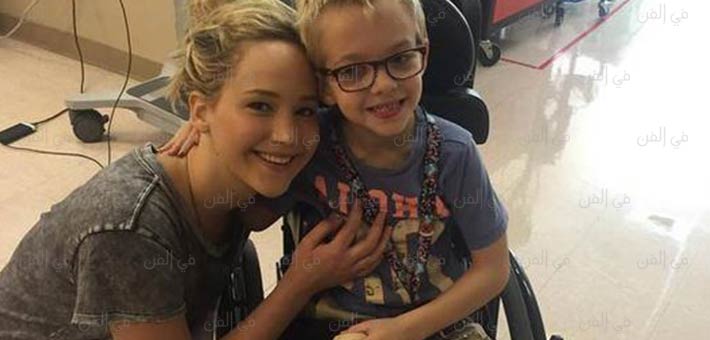 جينفر لورانس ترسم البهجة على وجه طفل مريض