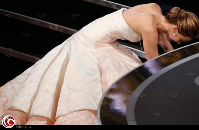 جينفر لورانس أثناء سقوطها بالأوسكار