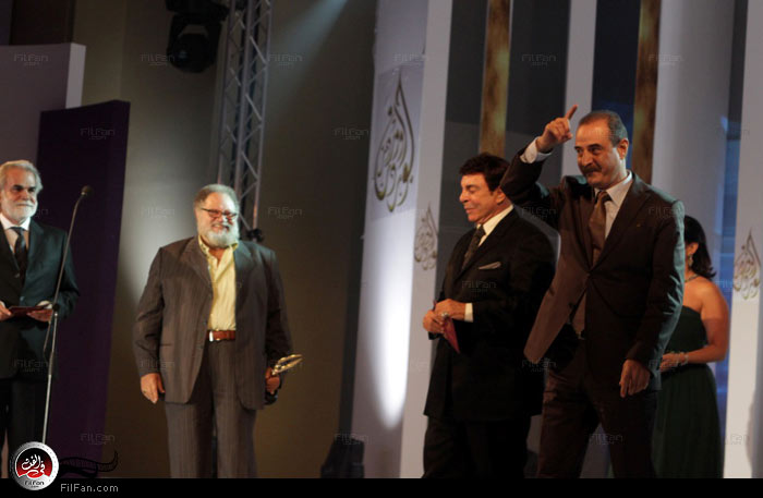 يحيى الفخراني وباسم كوسا لحظة تسلم جائزة &quot;أفضل ممثل تلفزيوني عربي&quot;